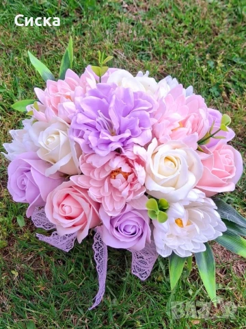 Нежен букет със седемнадесет сапунени цветя от пластичен сапун в бяла кашпа  , снимка 7 - Подаръци за жени - 50494894