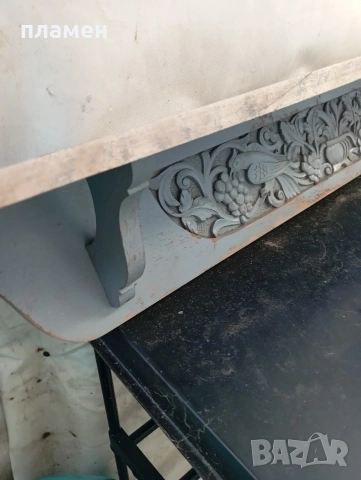 Продавам стара дървена полица с дърворезба 