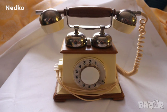 Ретро телефон руски
