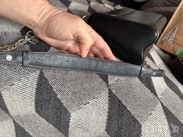 Louis Vuitton Black Epi Leather Twist MM Bag-оригинална, снимка 6 - Чанти - 52903986