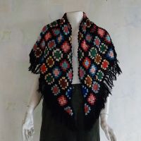 Винтидж ръчно плетен шал, многоцветен върху черна основа, флорален мотив, с ресни, триъгълен, снимка 4 - Шалове - 45521572