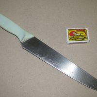 Кухненски нож голям 37 см широк пластмасова дръжка, запазен, снимка 1 - Прибори за хранене, готвене и сервиране - 45270520