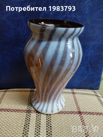 Красива ръчно изработена ваза от цветно стъкло.