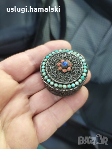 Стара сребърна кутийка с камъни