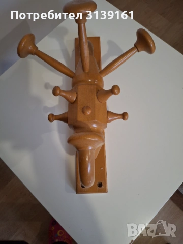 Дървена масивна закачалка.