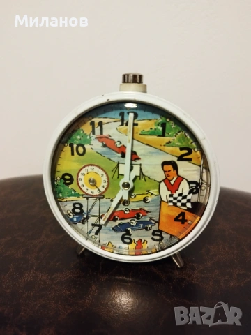 Стар анимиран будилник, настолен часовник