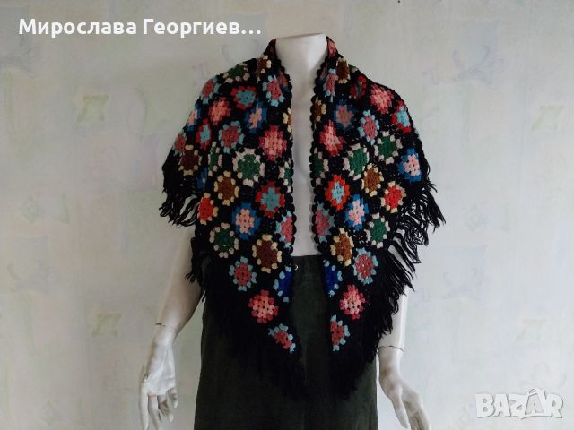 Винтидж ръчно плетен шал, многоцветен върху черна основа, флорален мотив, с ресни, триъгълен, снимка 4 - Шалове - 45521572