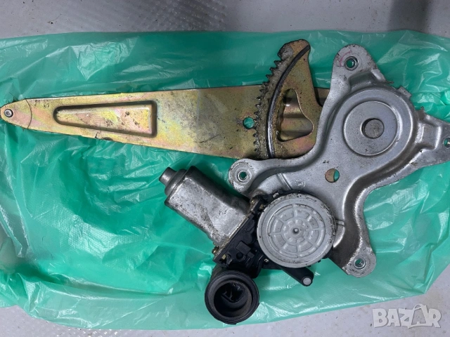 Лява задна ел машинка за Toyota Rav4 2000-2005 година, снимка 2 - Части - 53828478