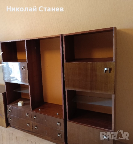 Продавам малка лакирана секция и четирикрилен гардероб