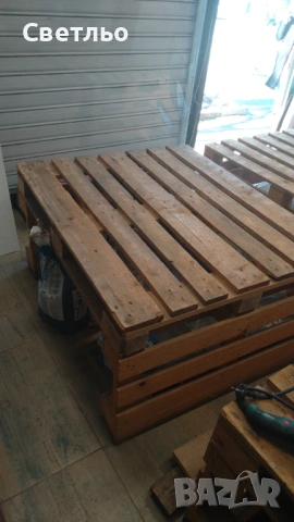 Дървени масивни щанд маси