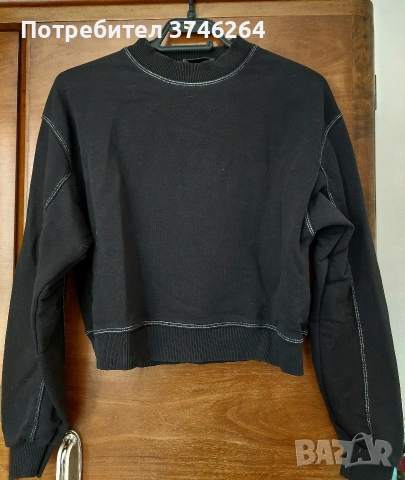 Черна блуза с бял шев pull and bear