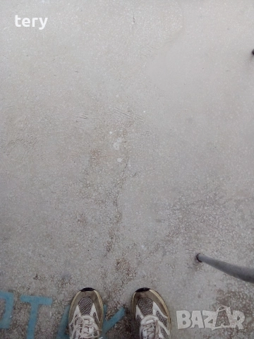 Дълбоко шлайфане на стар бетон мозайка.