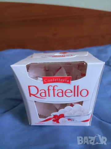 Кутия с бонбони Рафаело, енергийни напитки Монстер и Нескафе 3в1- 50% намаление