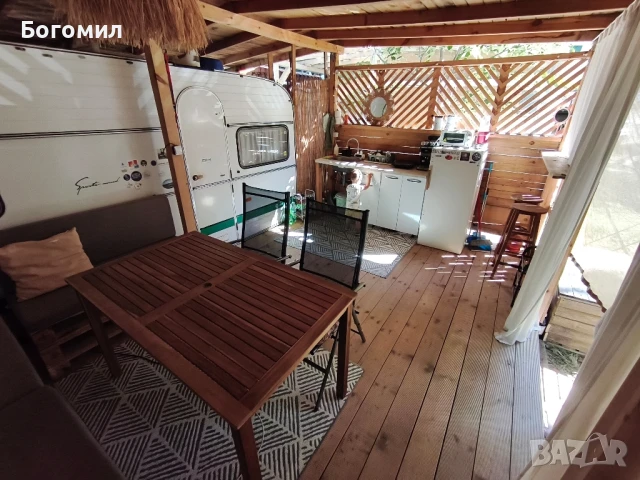 Каравана с дървен навес край морето на къмпинг Златна рибка, снимка 1