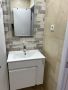 Долен ПВЦ шкаф за баня с мивка, батерия и огледало, снимка 1 - Шкафове - 45835996