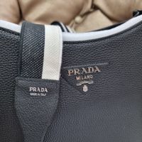 чанта Prada, снимка 5 - Чанти - 45525573