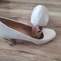Дамски бели обувки със шарен ток на цветя 39 номер, снимка 1 - Дамски обувки на ток - 45018440