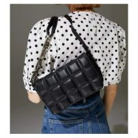Капитонирана дамска чанта за рамо с асиметричен дизайн на дръжката , снимка 5 - Чанти - 45099849