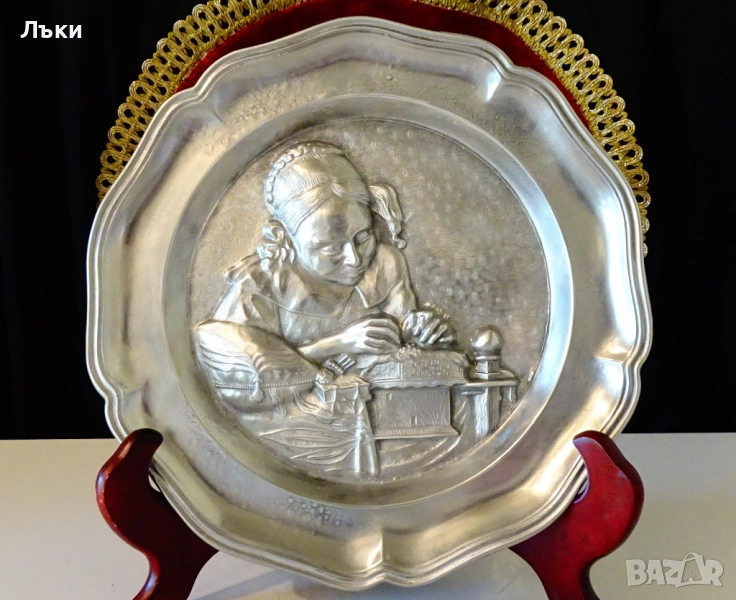 Калаена чиния с картина Плетачката на дантели. , снимка 1