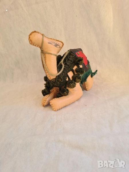 Ръчно бродирана пълнена кожена фигурка на арабска камила, снимка 1