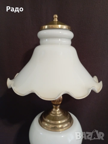 Голяма старинна лампа с красив бял стъклен абажур, снимка 4 - Настолни лампи - 54133620