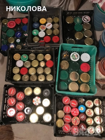 Стъклени буркани, различни размери и форми