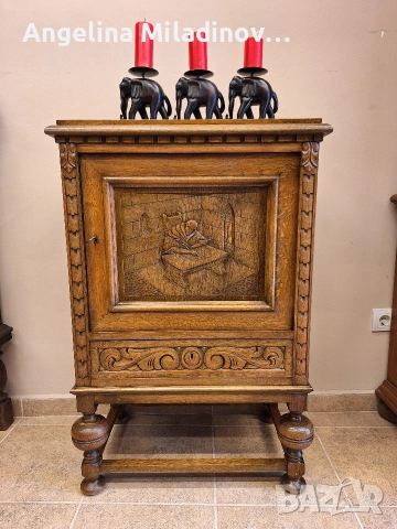 Винтидж шкаф с богата дърворезба 