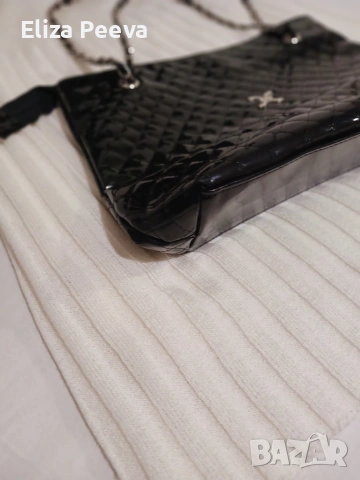 Черна лачена чанта, снимка 7 - Чанти - 53222487