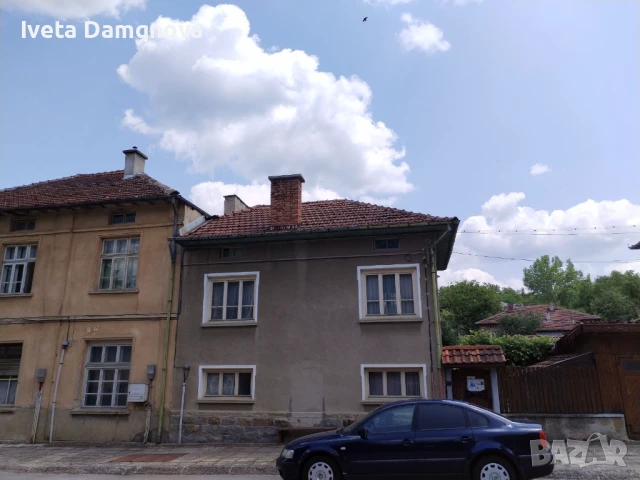 Къща с дворно място в много добро състояние