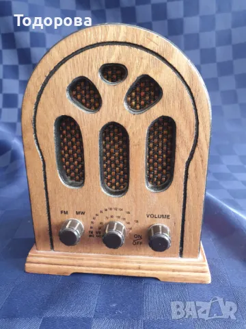Малък радиоприемник с ретро дизайн, снимка 2 - Антикварни и старинни предмети - 50043360