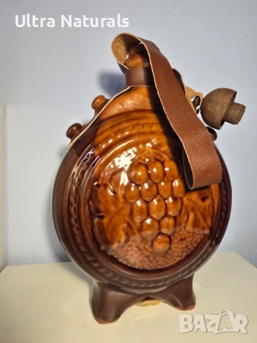 Керамична винтидж бъклица с релефно грозде като ново