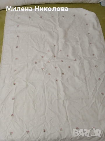 Покривка с бродерия и дантела 110/150