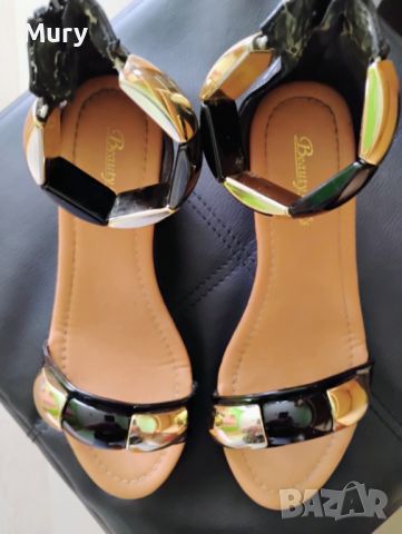 Дамски сандали в черно и златисто, снимка 2 - Сандали - 45699400