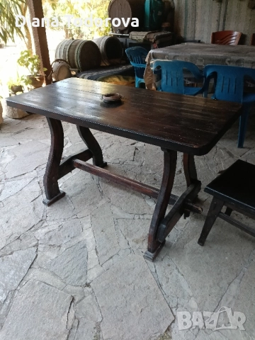 продавам дървена маса с две единични пейки е една двойна ъглова пейка
