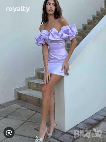 Лилава сатенена рокля с деколте от рози