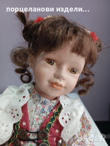 Порцеланова колекционерска кукла със метална стойка , снимка 2 - Антикварни и старинни предмети - 52690344