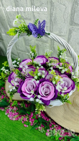  Кошничка с 11 рози от креп хартия!!, снимка 8 - Декорация за дома - 52924971