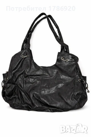 Елегантна,черна дамска чанта с лачен ефект