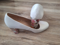 Дамски бели обувки със шарен ток на цветя 39 номер, снимка 1 - Дамски обувки на ток - 45018440