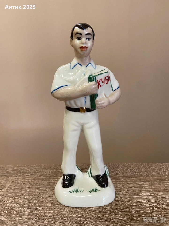 Винтидж порцеланова статуетка „Ученик с книга „Куба““, СССР, снимка 1