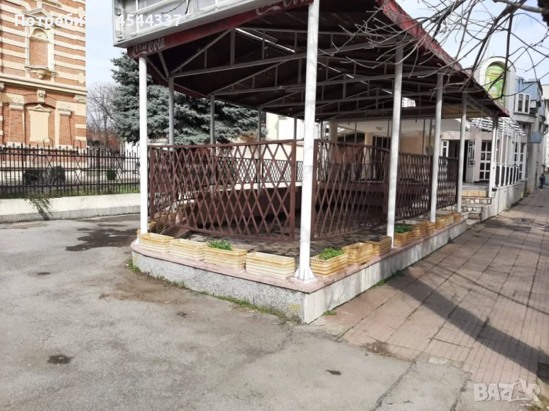 Продава се,или отдава под наем бизнес имот (заведение) в центъра на гр.Русе, с голям подземен гараж, снимка 1