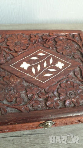 Стара дървена кутия с дърворезба, снимка 3 - Антикварни и старинни предмети - 53411137