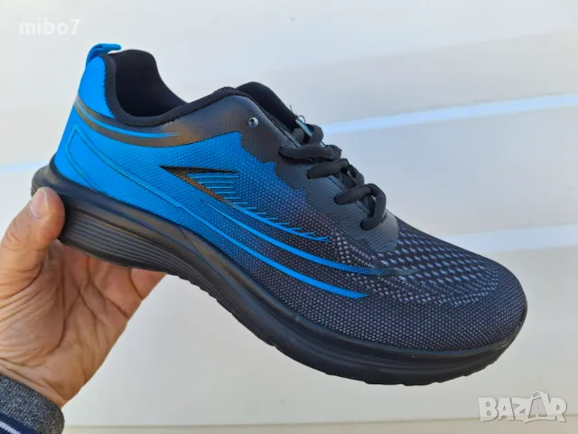  Дишащи олекотени мъжки маратонки в преливащо черно и синьо.