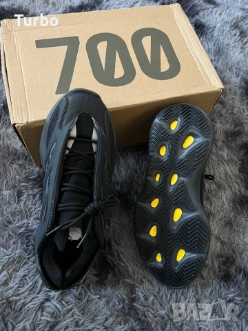 Yeezy 700 V3, снимка 4 - Маратонки - 53879472