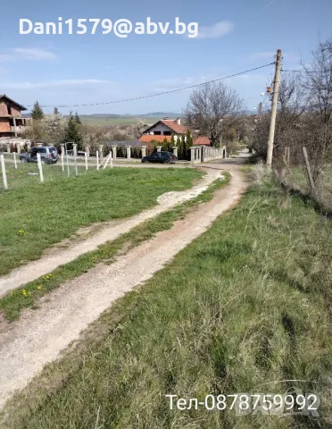 Поземлен имот 1400кв.м между къщи с. Витановци