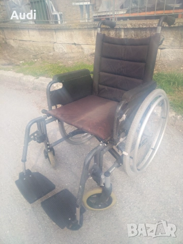 Сгъваема инвалидна рингова количка със степенки Марка: Eclip Ширина на седалката 46см Дълбочина 45см