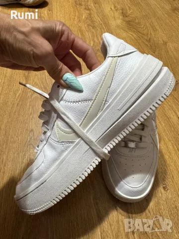 Оригинални бели сникърси NIKE AIR FORCE 1 PLT.AF.ORM! 40,5 н, снимка 3 - Маратонки - 48227524