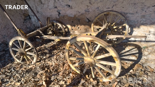 Каруца с метални окове и дървени колела