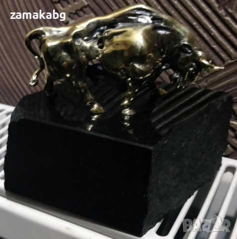 Бронзова пластика бик с поставка естествен камък черен гранит