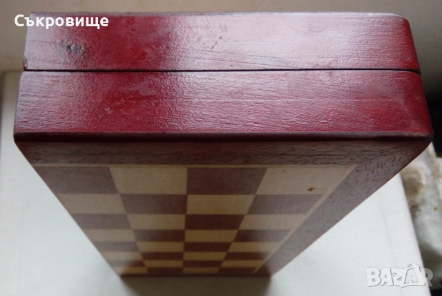 30 х 30 см сгъваем магнитен шах в дървена кутия с метални закопчалки и тапицерия вътре, снимка 6 - Шах и табла - 53398371